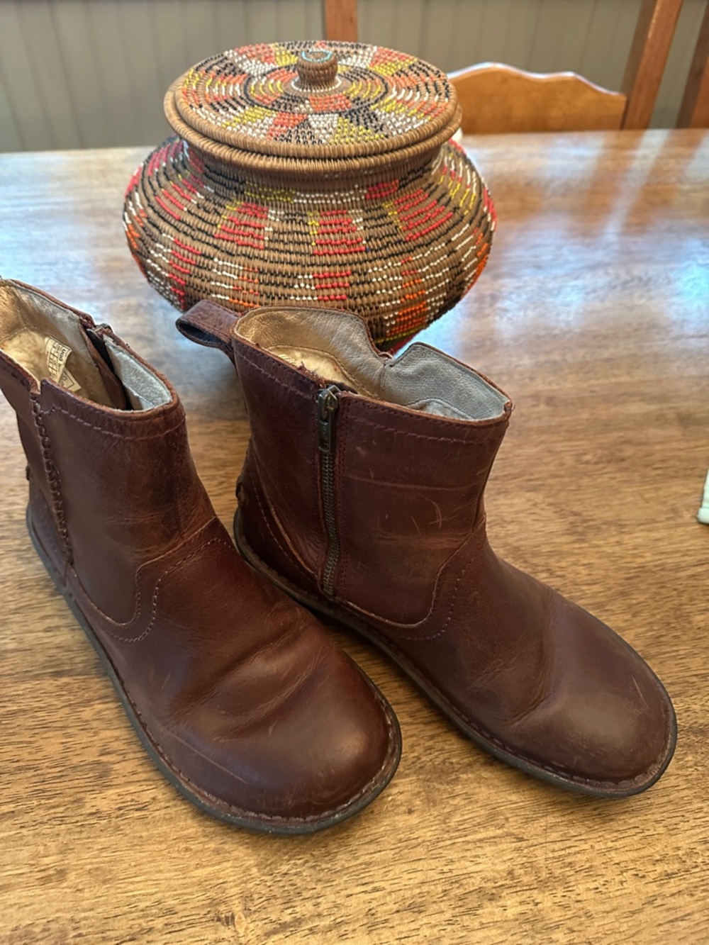 Womens  Neeveh Ugg boots size 8, genuine leather